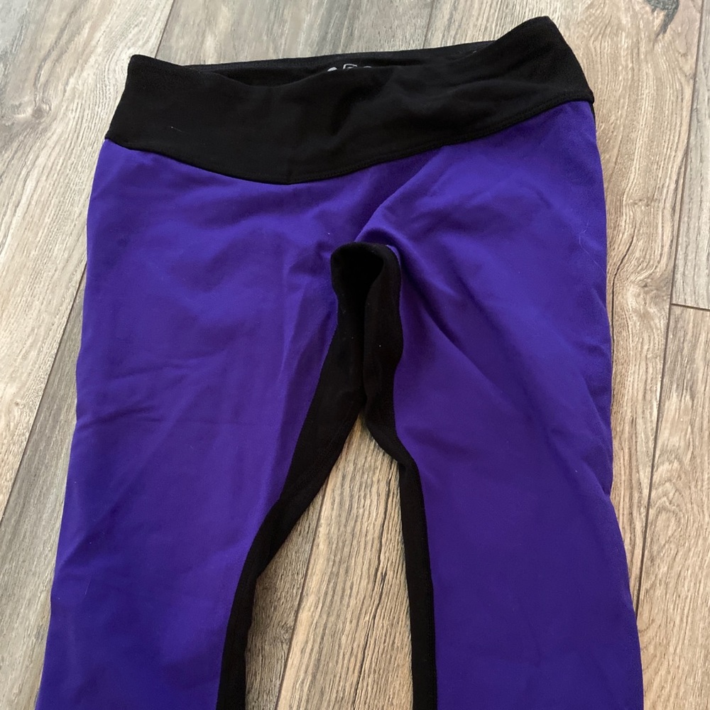 Splits 59 cropped purple and black leggings